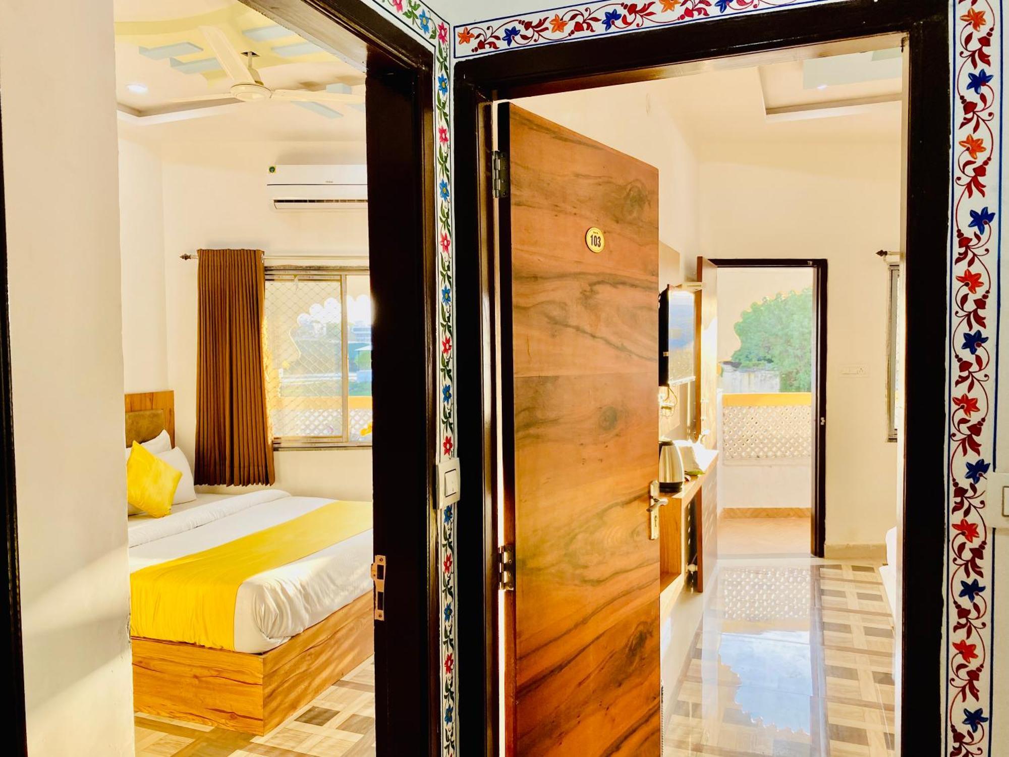 Hotel Vallabh A Lake Facing Balcony Udaipur Exterior foto