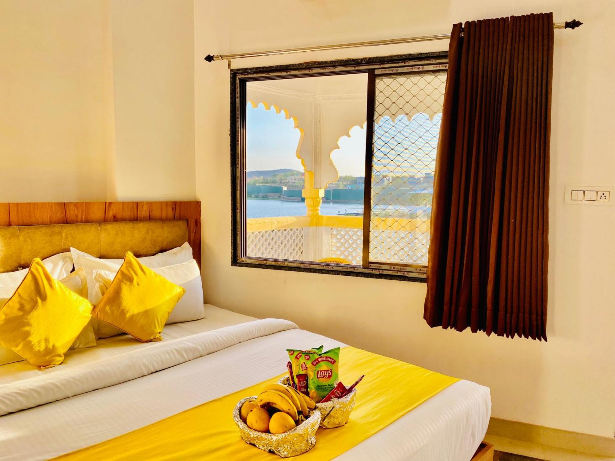 Hotel Vallabh A Lake Facing Balcony Udaipur Exterior foto